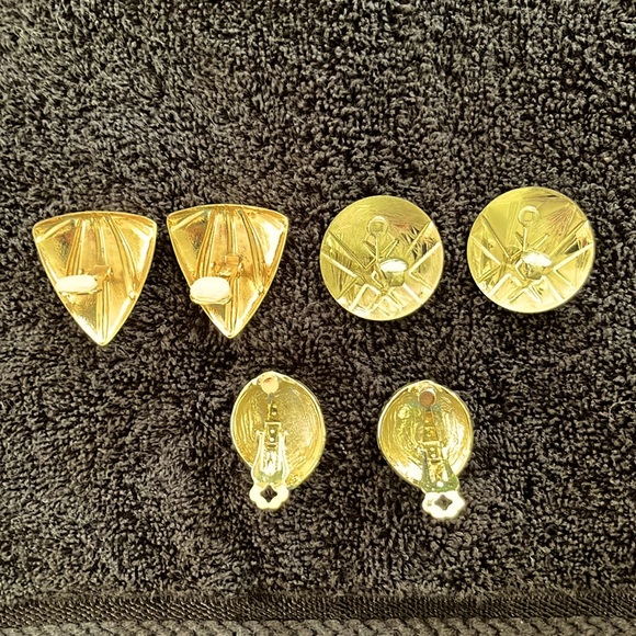 Beautiful Grouping Of Gold Tone Clip On Earrings - Picture 2 of 5